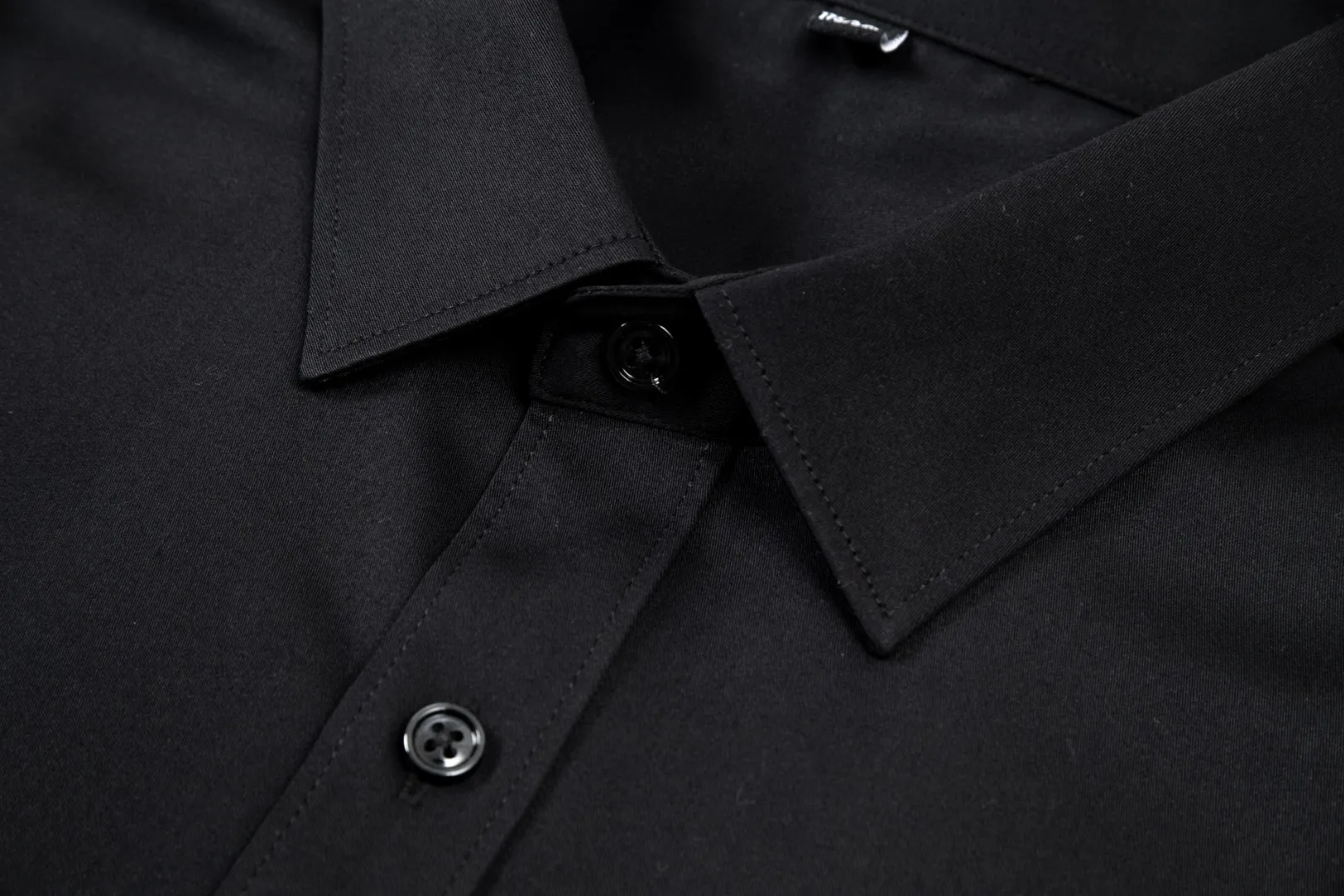 Ferragamo Exquisite logo design high-quality short-sleeved shirt Match-dyed fabric The upper body is full of high-end feel Pure cotton bamboo fiber fabric High quality Men and women Same Style Sizes: 39-43 (M-3XL)